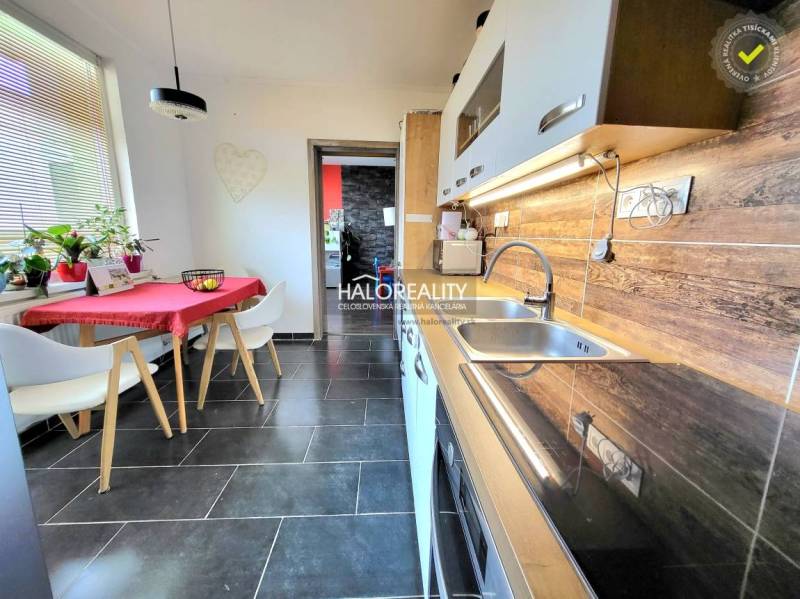 Predaj, trojizbový byt Partizánske, Šípok - EXKLUZÍV... - Kuchyňa v 3-izbovom byte s keramickou dlažbou a podlahou s dreveným dekorom.