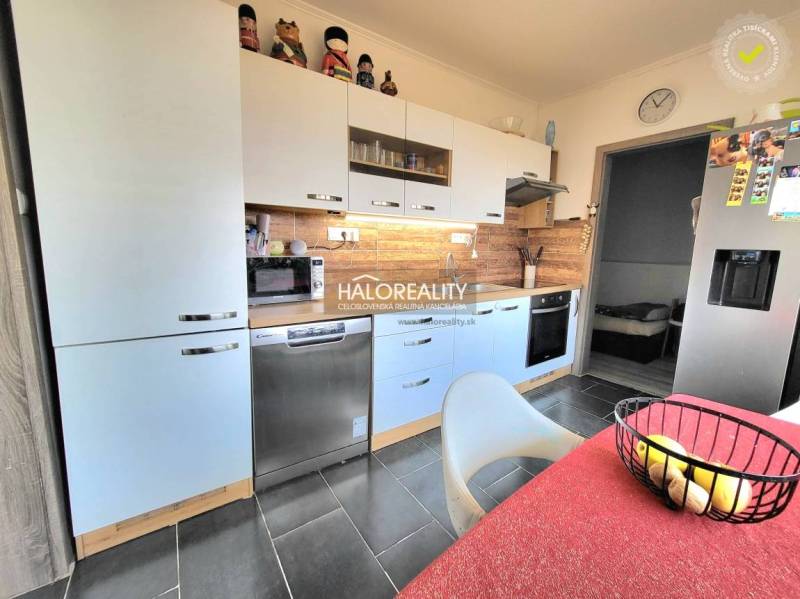 Predaj, trojizbový byt Partizánske, Šípok - EXKLUZÍV... - Kuchyňa v 3-izbovom byte s podlahou s dreveným dekorom a spotrebičmi.