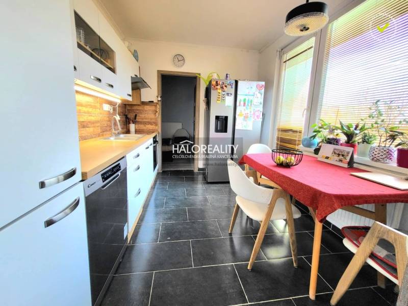 Predaj, trojizbový byt Partizánske, Šípok - EXKLUZÍV... - Kuchyňa v 3-izbovom byte s dlažbou a dreveným dekorom, svetlá a priestranná.