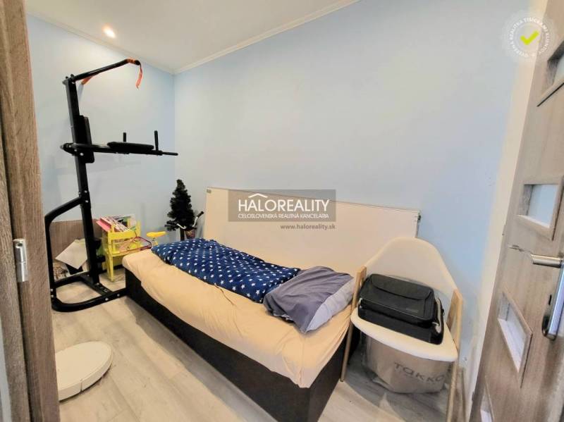 Predaj, trojizbový byt Partizánske, Šípok - EXKLUZÍV... - Miestnosť v 3-izbovom byte s posteľou a cvičebným náradím, podlaha s dreveným dekorom.