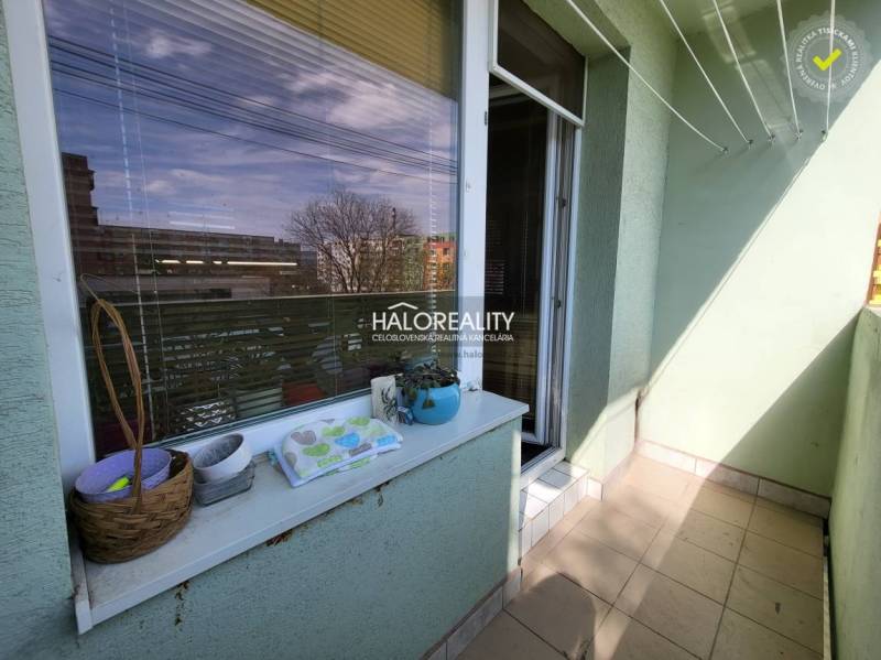 Predaj, trojizbový byt Partizánske, Šípok - EXKLUZÍV... - Balkón 3-izbového bytu s kvetináčmi a výhľadom na mesto Partizánske.