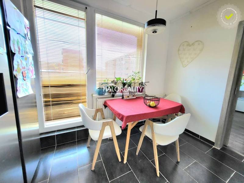 Predaj, trojizbový byt Partizánske, Šípok - EXKLUZÍV... - Jedálenský kút v 3-izbovom byte s kachličkovou podlahou a veľkými oknami.