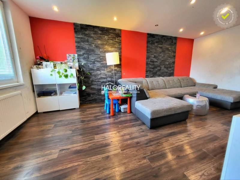 Predaj, trojizbový byt Partizánske, Šípok - EXKLUZÍV... - Obývačka v 3-izbovom byte s pohodlnou sedačkou a podlahou s dreveným dekorom.