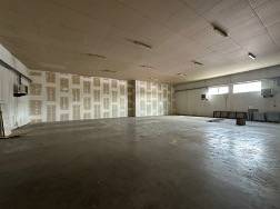 Prenájom sklad. priestoru 385 m2 medzi Rožňavskou a Vajnorskou - Výrobné priestory s vysokým stropom a betónovou podlahou.