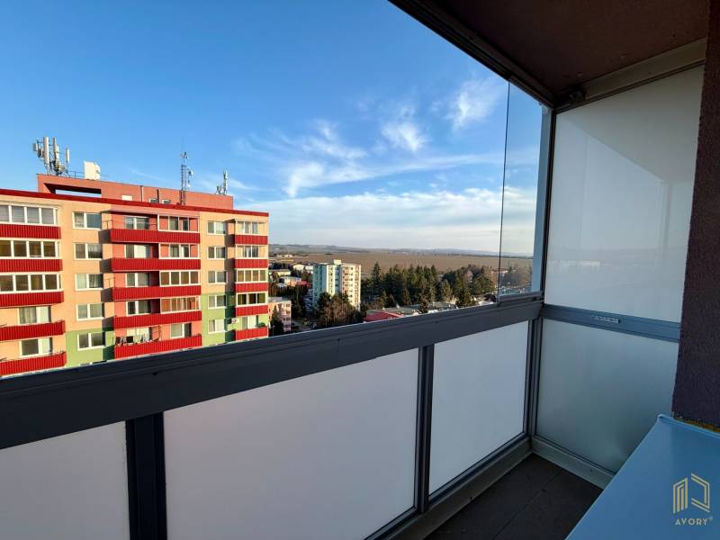 NA PRENÁJOM GARSÓNKA S BALKÓNOM, SENICA, ŠTEFÁNIKOVA UL. - Pohľad z balkóna garsónky na Štefánikovej ulici v Senici, výhľad na panelové domy.