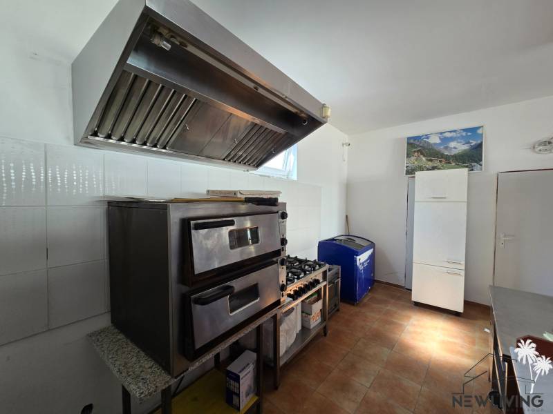 *NA PRENÁJOM* zariadená PIZZA / kebab - Mierová ul. - Gastro priestory s rúrou, digestorom a chladničkou, podlaha s dreveným dekorom.