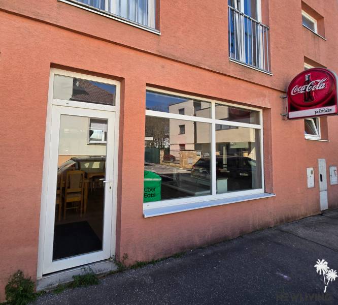*NA PRENÁJOM* zariadená PIZZA / kebab - Mierová ul. - Gastro priestory na Mierovej ulici v Piešťanoch s výkladom a reklamou Coca-Cola.