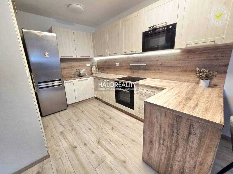 Predaj, dvojizbový byt Bratislava Podunajské Biskupi... - Kuchyňa s podlahou s dreveným dekorom v 2-izbovom byte s modernou linkou.