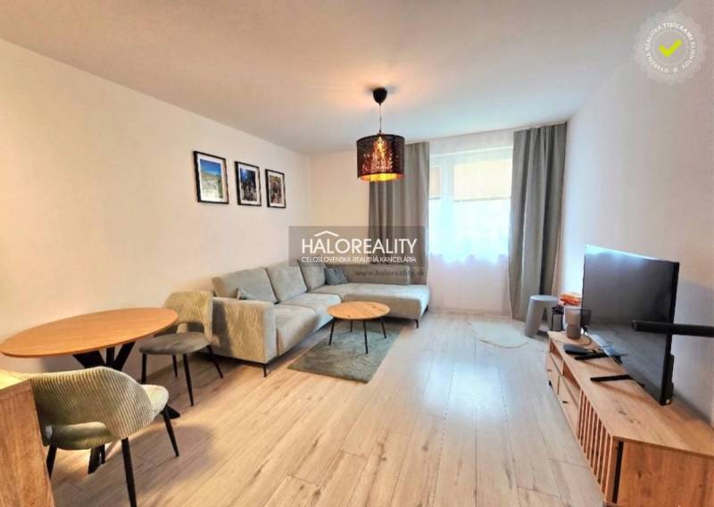 Predaj, dvojizbový byt Bratislava Podunajské Biskupi... - Svetlá obývačka v 2-izbovom byte s komfortnou sedačkou a podlahou s dreveným dekorom.