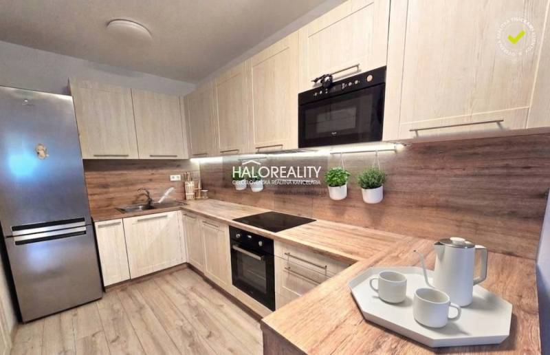 Predaj, dvojizbový byt Bratislava Podunajské Biskupi... - Moderná kuchyňa v 2-izbovom byte s dreveným dekorom a zabudovanými spotrebičmi.