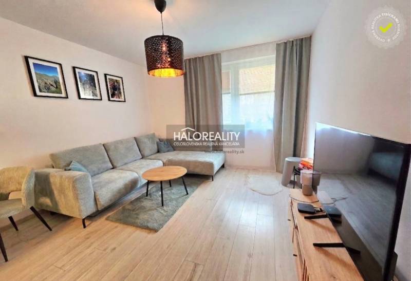 Predaj, dvojizbový byt Bratislava Podunajské Biskupi... - Obývačka v 2-izbovom byte s podlahou s dreveným dekorom a pohodlnou sedacou súpravou.