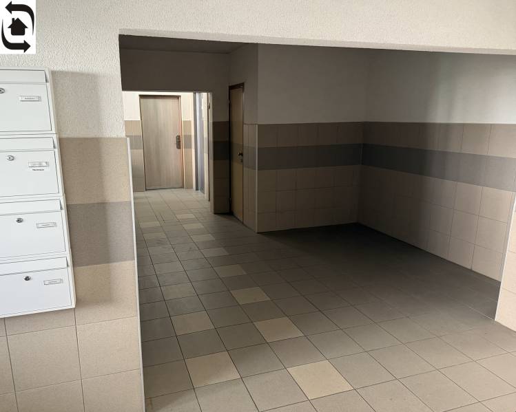 4 Izbový byt na Kríkovej ulici na predaj - Vstupná hala bytového domu na Kríkovej ulici v Bratislave - Vrakuňa.