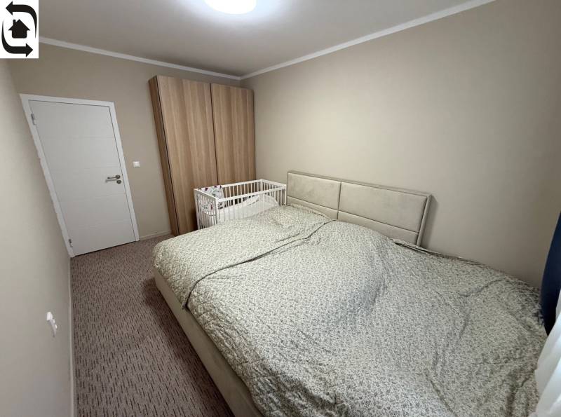 4 Izbový byt na Kríkovej ulici na predaj - Spálňa so sivou posteľou, detskou postieľkou a šatníkovou skriňou v 4-izbovom byte.