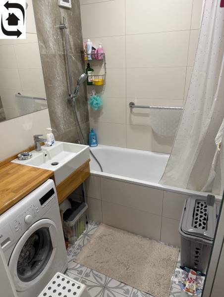 4 Izbový byt na Kríkovej ulici na predaj - Kúpeľňa so sprchovacou vaňou a práčkou v 4-izbovom byte s elegantnými dlaždicami.