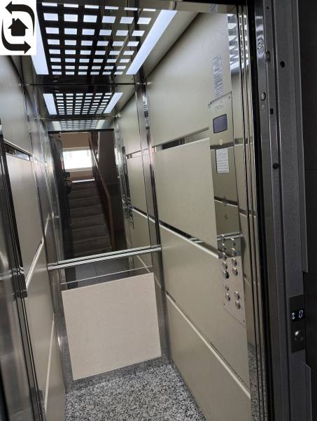 4 Izbový byt na Kríkovej ulici na predaj - Výťah so zrkadlom a mriežkovaným stropom v 4-izbovom byte.