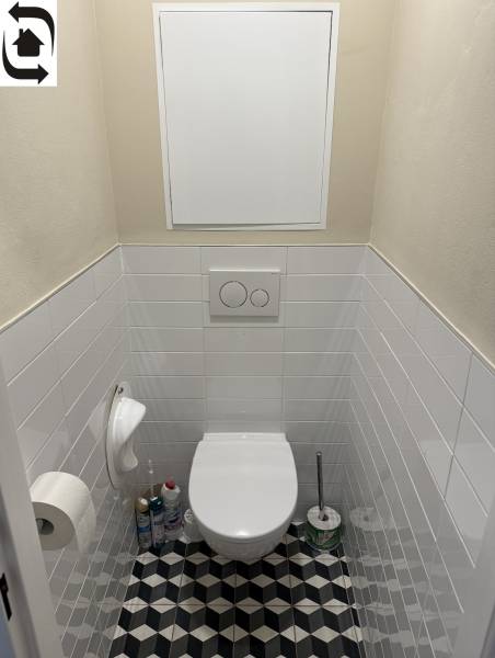 4 Izbový byt na Kríkovej ulici na predaj - Toaleta v 4-izbovom byte s geometrickou dlažbou a bielymi obkladačkami.