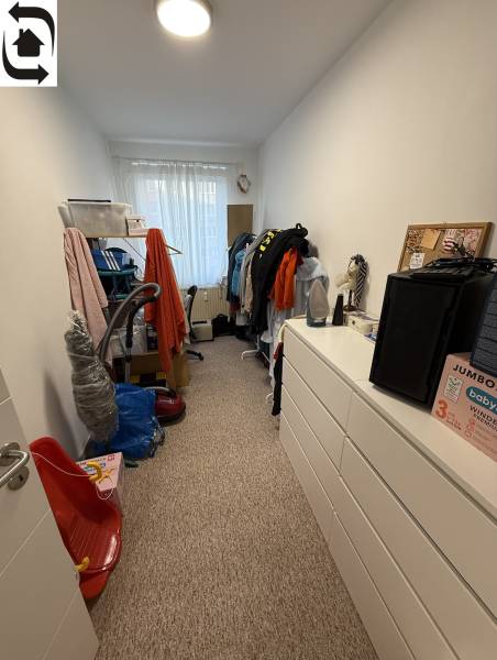 4 Izbový byt na Kríkovej ulici na predaj - Izba so skriňami a oblečením v 4-izbovom byte, dominujú biele steny a koberec.