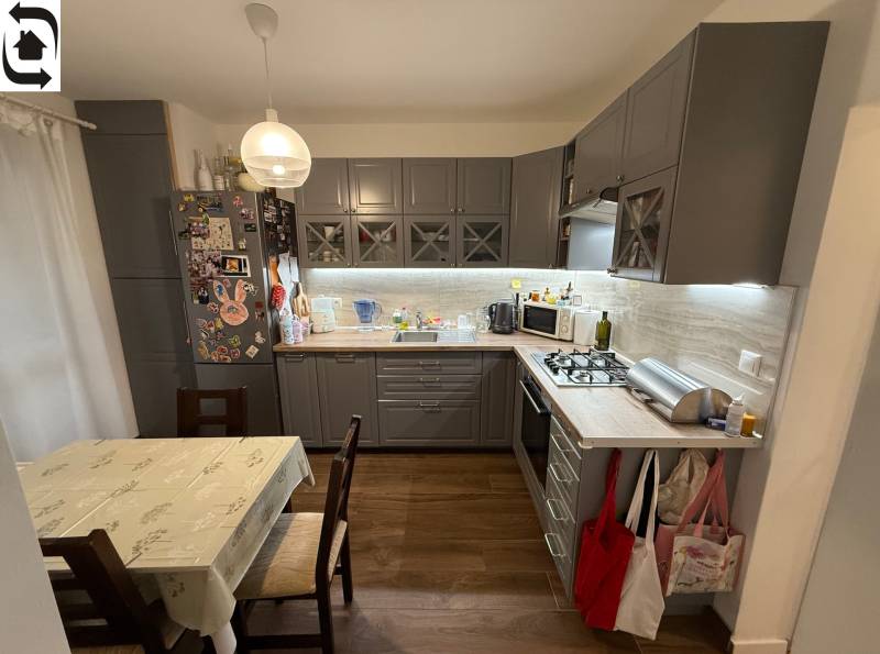 4 Izbový byt na Kríkovej ulici na predaj - Kuchyňa v 4-izbovom byte s podlahou s dreveným dekorom a rohovou kuchynskou linkou.