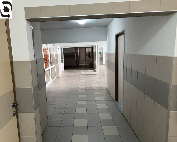 4 Izbový byt na Kríkovej ulici na predaj - Chodba s keramickou dlažbou a obkladmi v 4-izbovom byte.