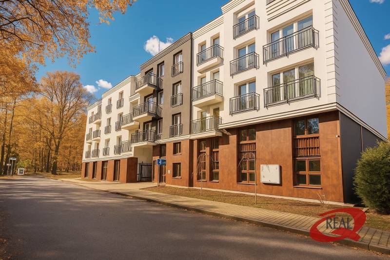 **SKVELÁ INVESTÍCIA**REZIDENCIA OPERA**KÚPELE TURČIANSKE TEPLICE** - Bytový dom na Školskej ulici v Turčianskych Tepliciach, obklopený jesennou prírodou.