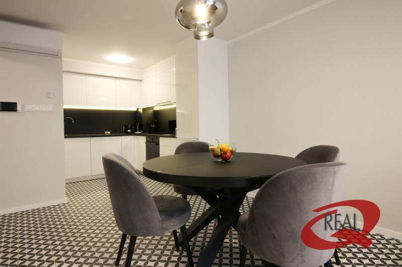 **SKVELÁ INVESTÍCIA**REZIDENCIA OPERA**KÚPELE TURČIANSKE TEPLICE** - Kuchynský kút a jedálenský stôl so stoličkami v 2-izbovom byte.