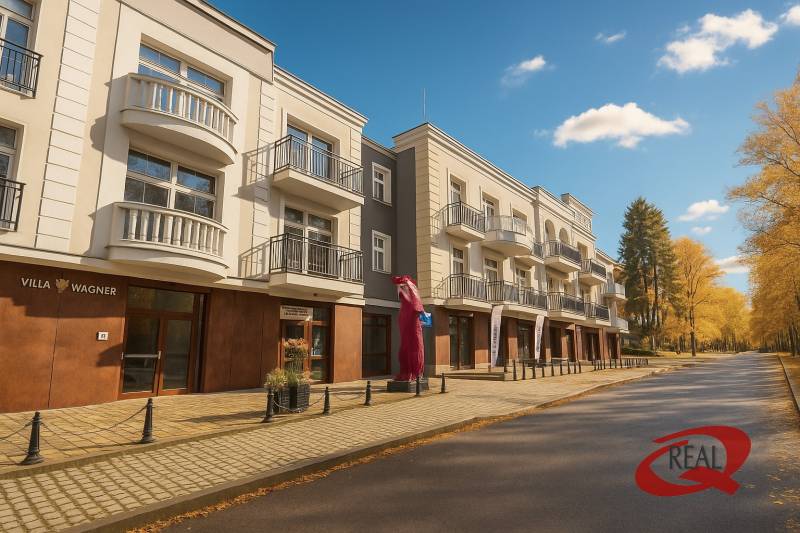 **SKVELÁ INVESTÍCIA**REZIDENCIA OPERA**KÚPELE TURČIANSKE TEPLICE** - Budova s balkónmi na Školskej ulici v Turčianskych Tepliciach lemovaná jesennými stromami.