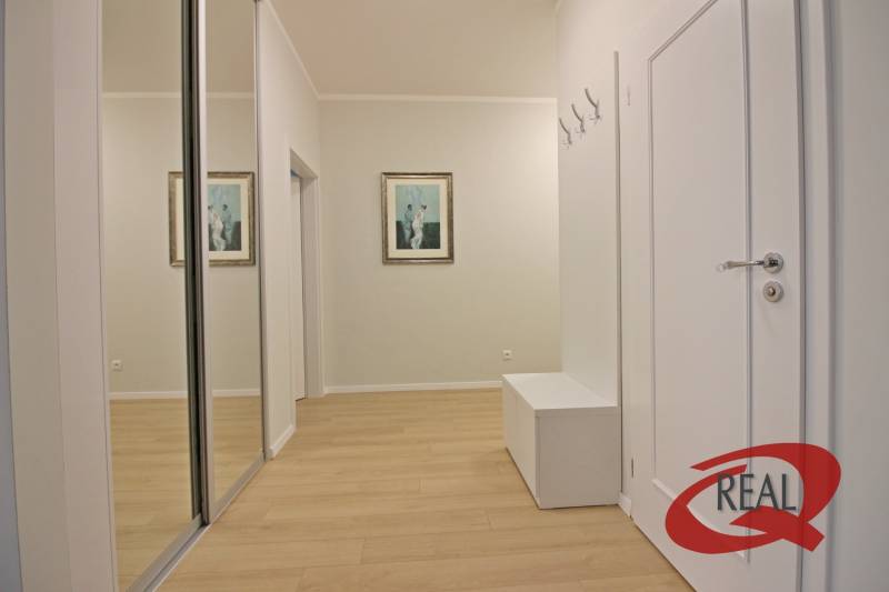 **SKVELÁ INVESTÍCIA**REZIDENCIA OPERA**KÚPELE TURČIANSKE TEPLICE** - Chodba v 2-izbovom byte s podlahou s dreveným dekorom a vstavanou skriňou.