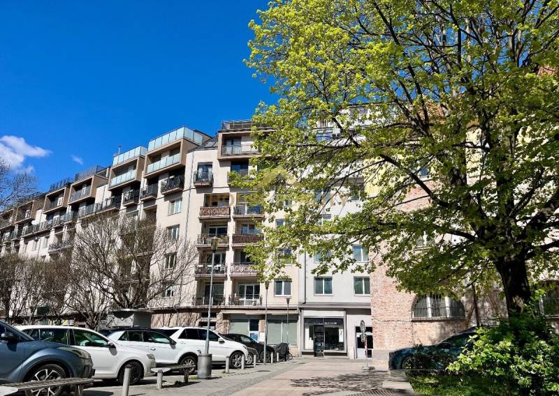 Nadstavba krásny 2,5 izb. byt, Dulovo námestie, Bratislava II. Ružinov - Bytový dom na Dulovom námestí v Bratislave - Ružinov so stromami a zaparkovanými autami.