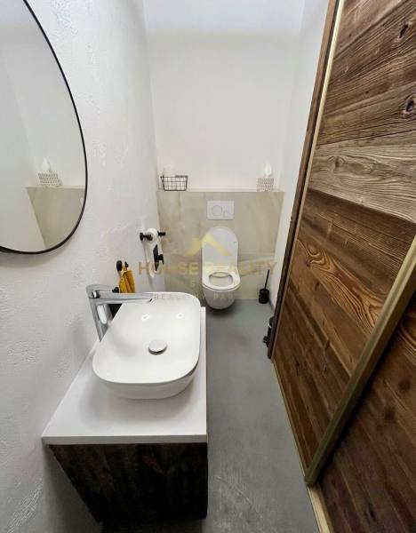 Nadstavba krásny 2,5 izb. byt, Dulovo námestie, Bratislava II. Ružinov - Kúpeľňa v 3-izbovom byte so zrkadlom, umývadlom a modernou dekoráciou.