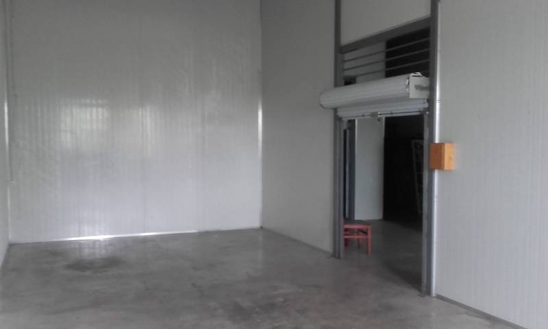 Prenájom skladu 85 m2 (čistý, suchý, vykurovaný) na Starej Vajnorskej - Sklady a haly s betónovou podlahou a posuvnými dverami.