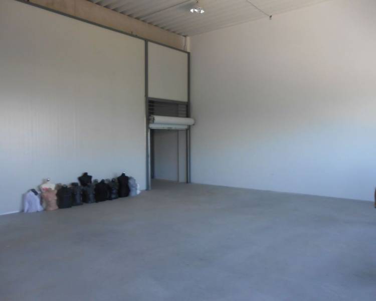 Prenájom skladu 85 m2 (čistý, suchý, vykurovaný) na Starej Vajnorskej - Priestranný interiér Skladov a hál s betónovou podlahou a vrecia popri stene.