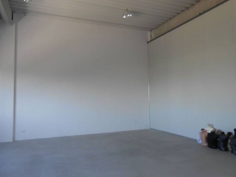 Prenájom skladu 85 m2 (čistý, suchý, vykurovaný) na Starej Vajnorskej - Prázdna hala so svetlými stenami a podlahou, Sklady a haly.