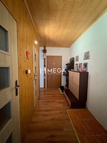 Na prenájom 1 izbový byt - Humenné, Košická - Chodba v 1-izbovom byte s podlahou s dreveným dekorom a dreveným obložením.