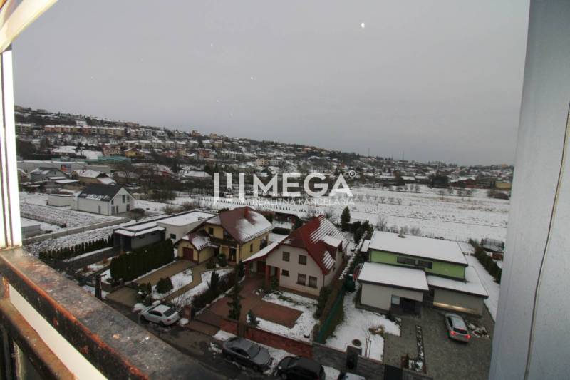 Na predaj 3 izbový byt na vynikajúcej adrese - Vranov nad Topľou - Zasnežené domy a krajina z Lúčnej ulice vo Vranove nad Topľou videné z 3-izbového bytu.