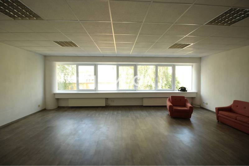 NA PRENÁJOM kancelária na námestí v 