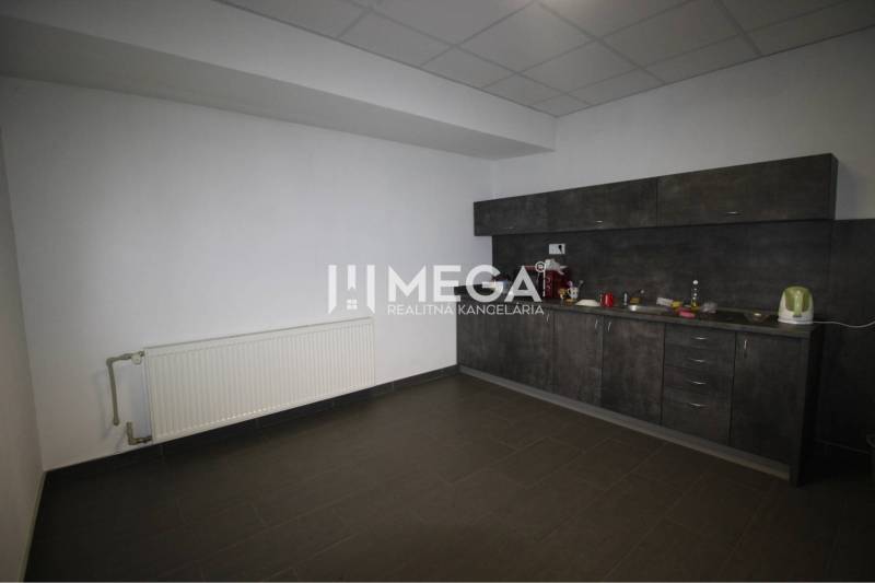 NA PRENÁJOM kancelária na námestí v 