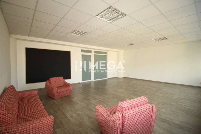 NA PRENÁJOM kancelária na námestí v 