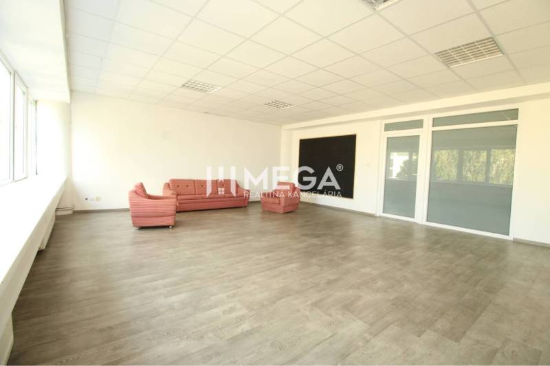 NA PRENÁJOM kancelária na námestí v 