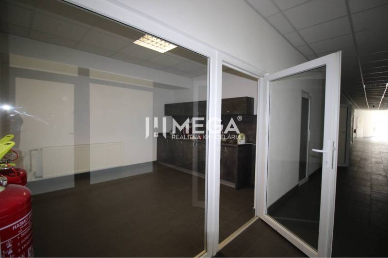 NA PRENÁJOM kancelária na námestí v 