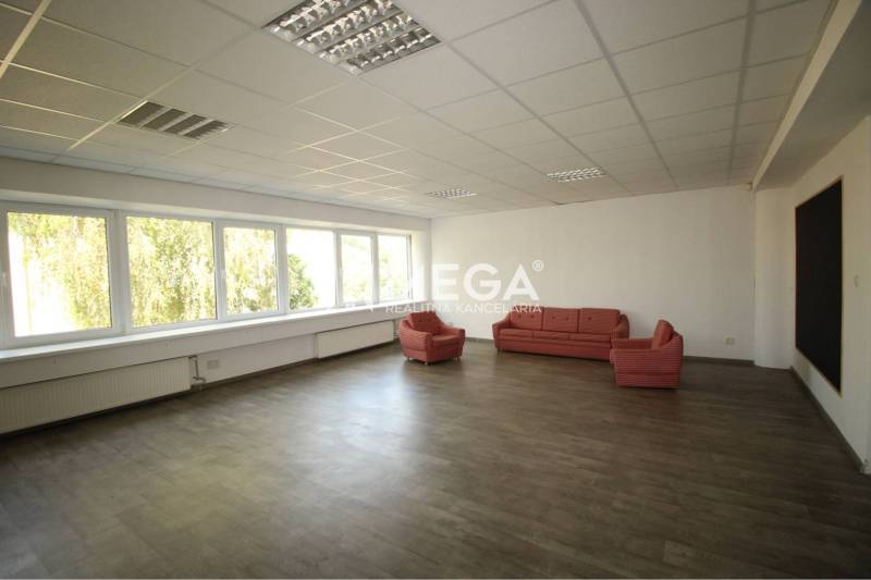 NA PRENÁJOM kancelária na námestí v 