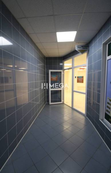 PRENÁJOM obchodného priestoru v OD LABOREC v meste Humenné - Chodba s modrými kachličkovými stenami vedúca do obchodných priestorov s presklenými dverami.