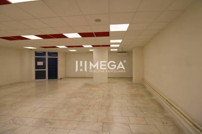 PRENÁJOM obchodného priestoru v OD LABOREC v meste Humenné - Priestranné obchodné priestory s dlažbou, podhľadovým stropom, bielymi stenami a sklenenými dverami.