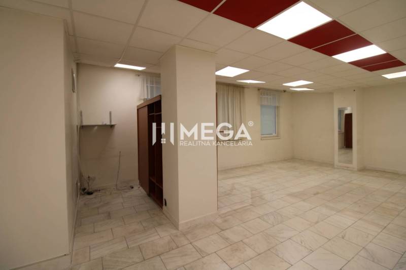 PRENÁJOM obchodného priestoru v OD LABOREC v meste Humenné - Interiér obchodných priestorov so svetlou podlahou a zrkadlom.