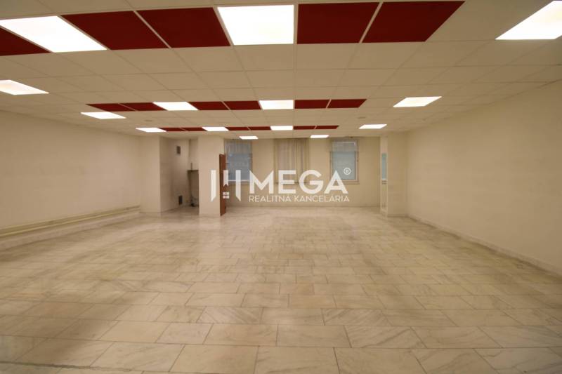 PRENÁJOM obchodného priestoru v OD LABOREC v meste Humenné - Priestranné obchodné priestory s mramorovou podlahou a červenými stropnými panelmi.