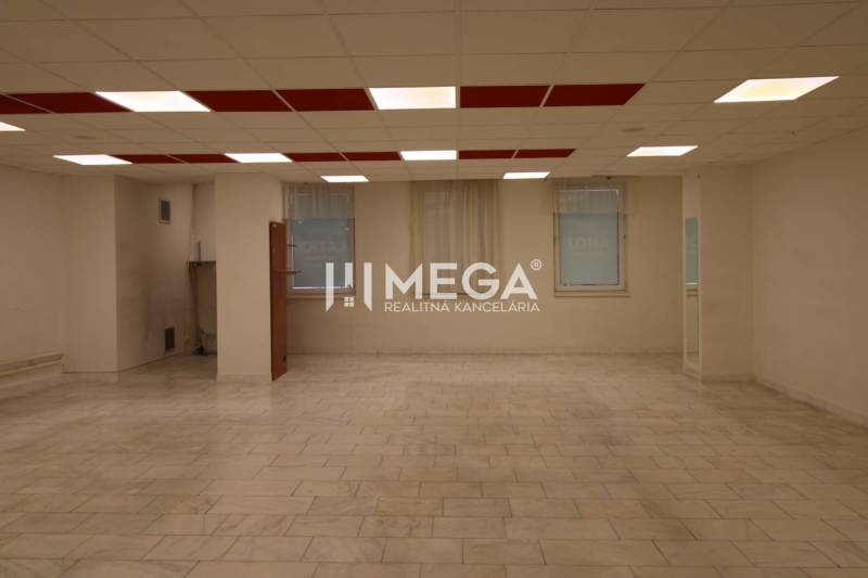 PRENÁJOM obchodného priestoru v OD LABOREC v meste Humenné - Interiér obchodných priestorov s dlažbovou podlahou a kazetovým stropom.