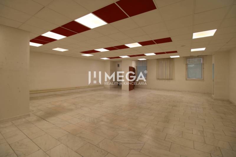 PRENÁJOM obchodného priestoru v OD LABOREC v meste Humenné - Priestranné obchodné priestory s dlažbou a kazetovým stropom.