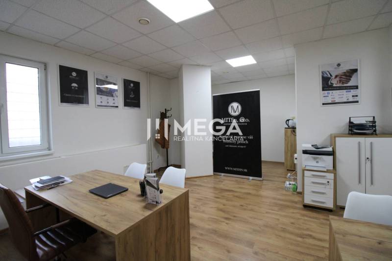 NA PRENÁJOM - obchodný priestor v OD Laborec, pešia zóna mesta Humenné - Obchodné priestory s nábytkom a podlahou s dreveným dekorom.