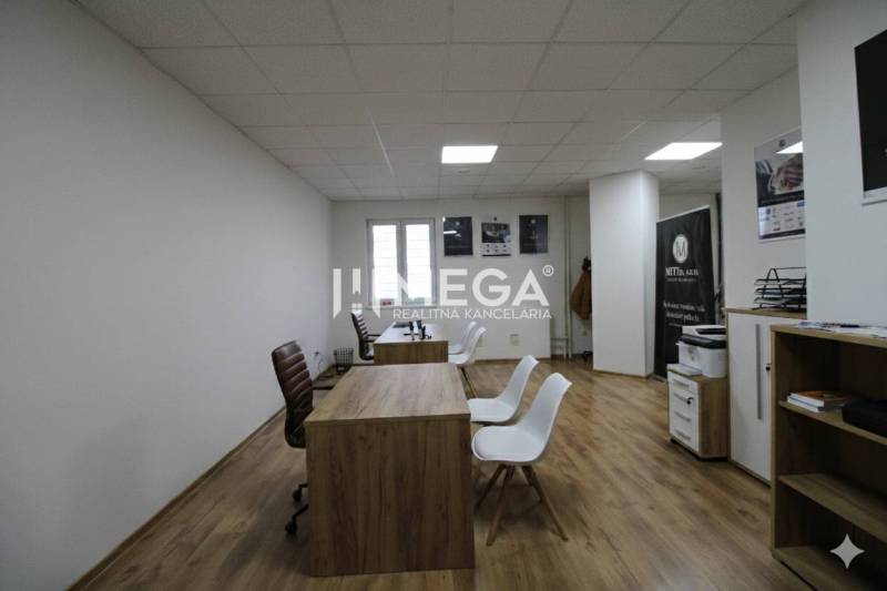 NA PRENÁJOM - obchodný priestor v OD Laborec, pešia zóna mesta Humenné - Obchodné priestory s podlahou s dreveným dekorom, kancelársky nábytok a vybavenie.