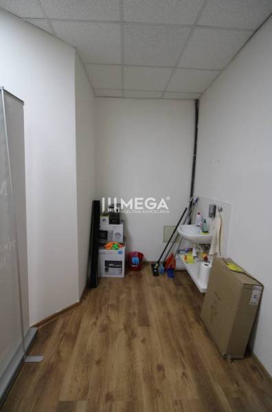 NA PRENÁJOM - obchodný priestor v OD Laborec, pešia zóna mesta Humenné - Obchodné priestory s umývadlom a podlahou s dreveným dekorom, vhodné na skladovanie.