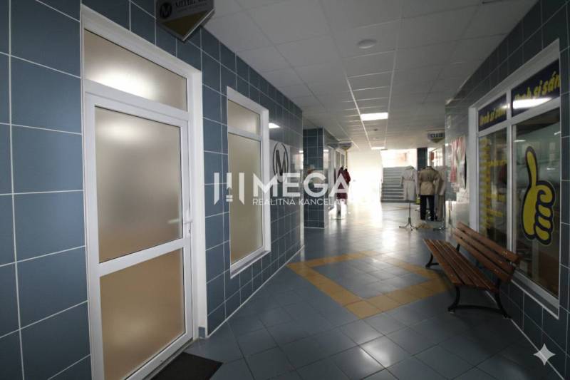 NA PRENÁJOM - obchodný priestor v OD Laborec, pešia zóna mesta Humenné - Obchodné priestory s modrou dlažbou a lavičkou, osvetlený chodba.